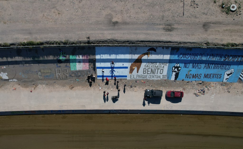 Activistas pintan mural en Ciudad Juárez en protesta por ataques de Israel a Palestina - activistas-pintan-mural-en-ciudad-juarez-en-protesta-por-ataques-de-israel-a-palestina-2-1024x627