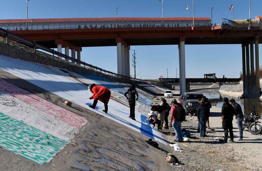 Activistas pintan mural en Ciudad Juárez en protesta por ataques de Israel a Palestina - activistas-pintan-mural-en-ciudad-juarez-en-protesta-por-ataques-de-israel-a-palestina-3-1024x668