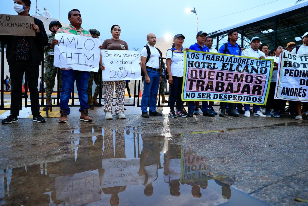 AMLO promete reconstruir en poco tiempo Acapulco tras Otis en medio de protestas - amlo-protestas-acapulco-otis-mananera-1024x683