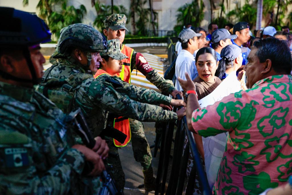 AMLO promete reconstruir en poco tiempo Acapulco tras Otis en medio de protestas - amlo-protestas-acapulco-otis-mananera-2-1024x683