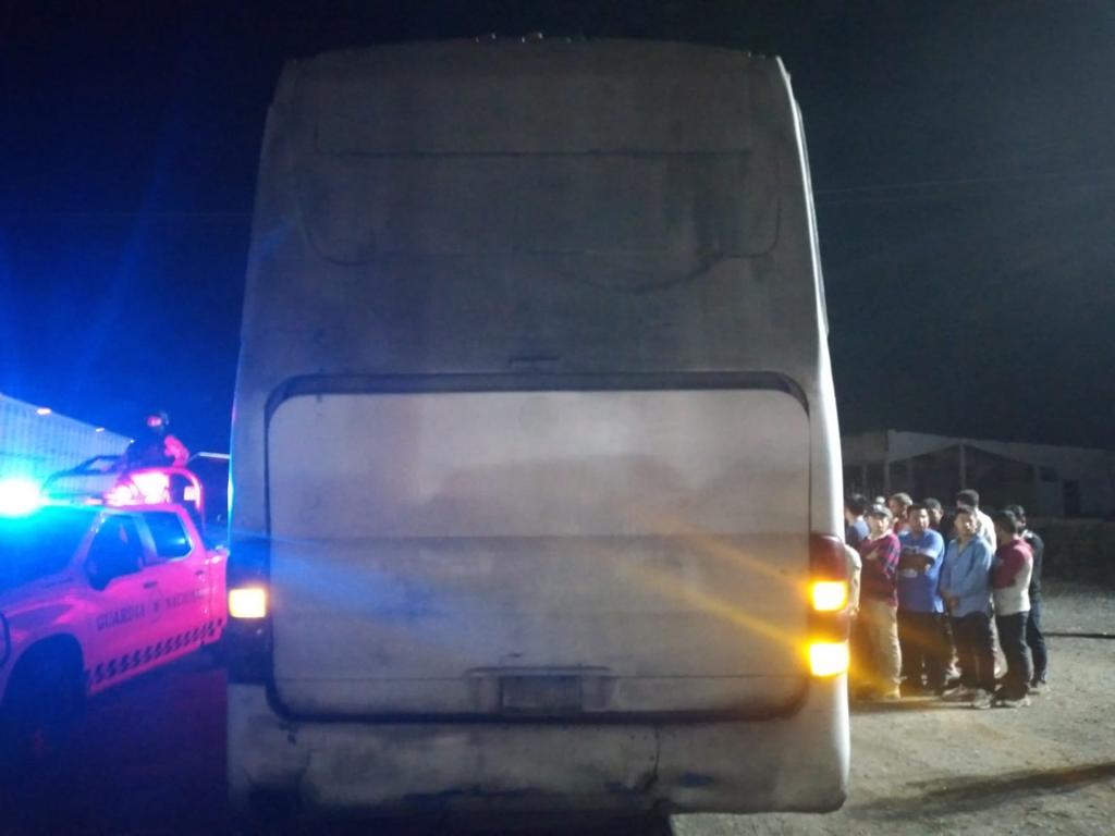 Aseguran en Veracruz a 162 migrantes que viajaban en autobús - autobus-en-el-que-viajaban-migrantes-asegurados-en-veracruz