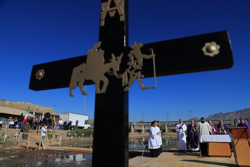 Con misa en el río Bravo, Iglesia reclama al Gobierno mexicano la muerte de mil 300 migrantes - misa-migrantes-muertos-ciudad-juarez-frontera-3-1024x683