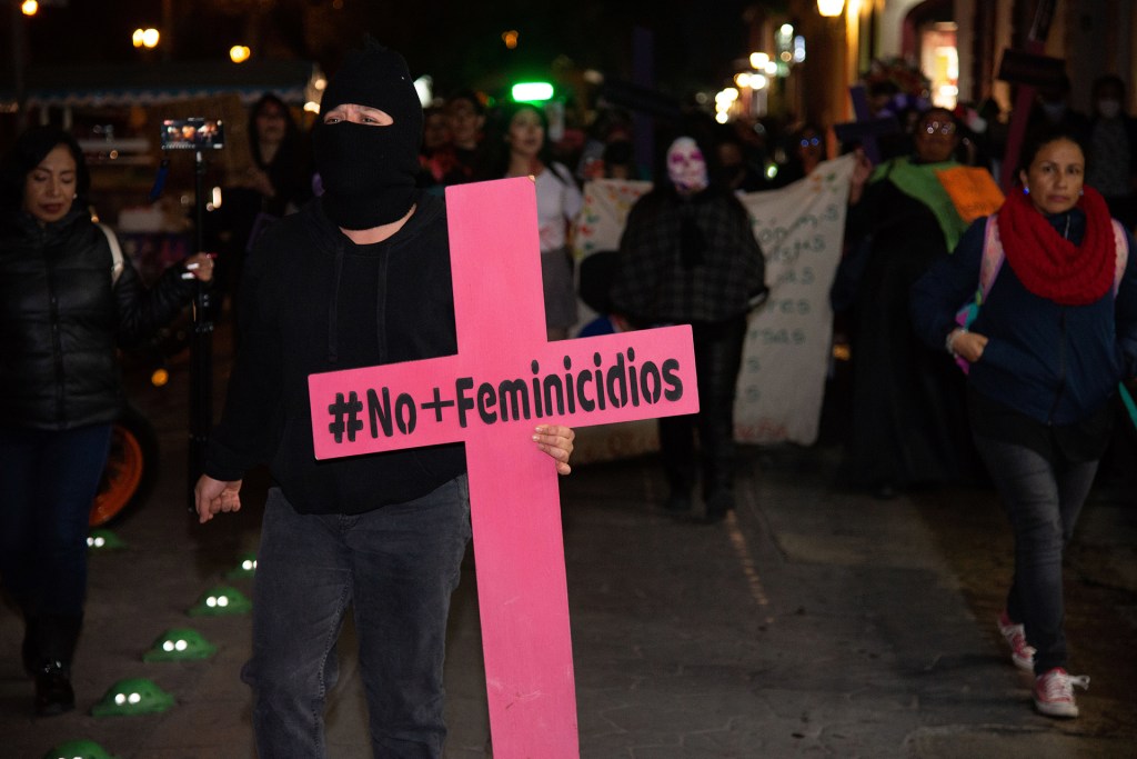 De cara al 25N, familias de víctimas de feminicidio exigen “dignidad procesal” - feministas-marchan-disfrazadas-en-el-sureste-de-mexico-1024x683