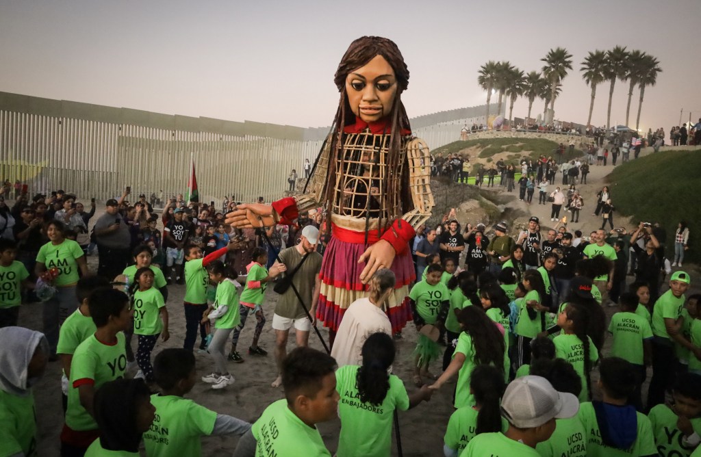 La marioneta Amal llega con mensaje de esperanza al muro fronterizo de Tijuana - amal3-1024x668