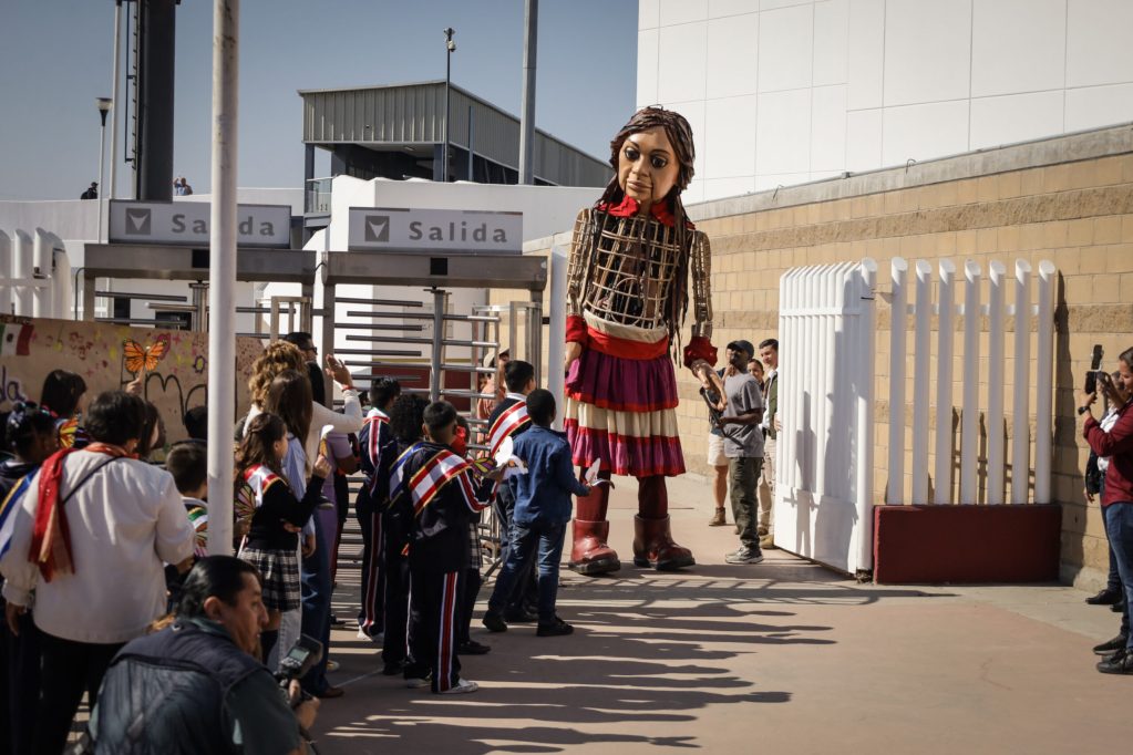 La marioneta Amal llega con mensaje de esperanza al muro fronterizo de Tijuana. Foto de EFE