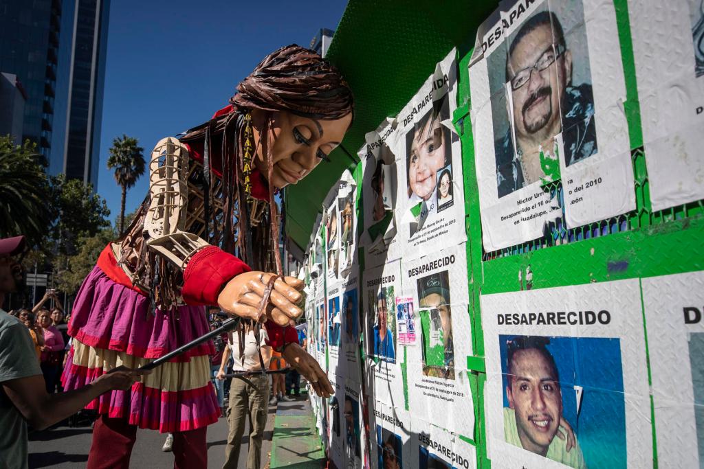 La muñeca gigante Amal recorre la Ciudad de México con mensaje en pro de los refugiados - amal-en-la-glorieta-de-las-y-los-desaparecidos-1024x683