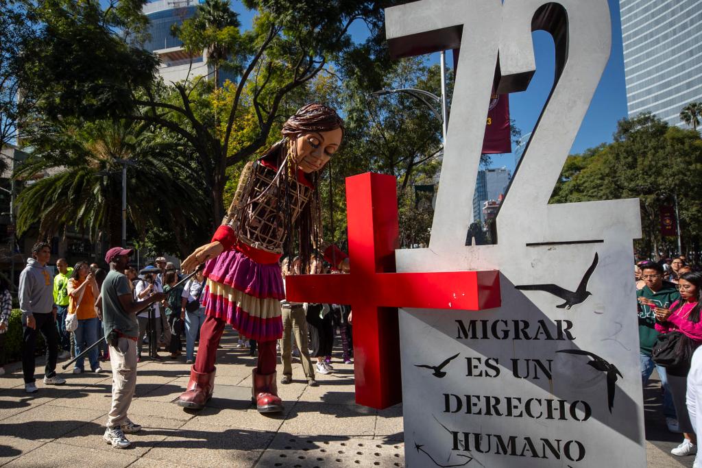 La muñeca gigante Amal recorre la Ciudad de México con mensaje en pro de los refugiados - amal-en-monumento-a-los-migrantes-1024x683