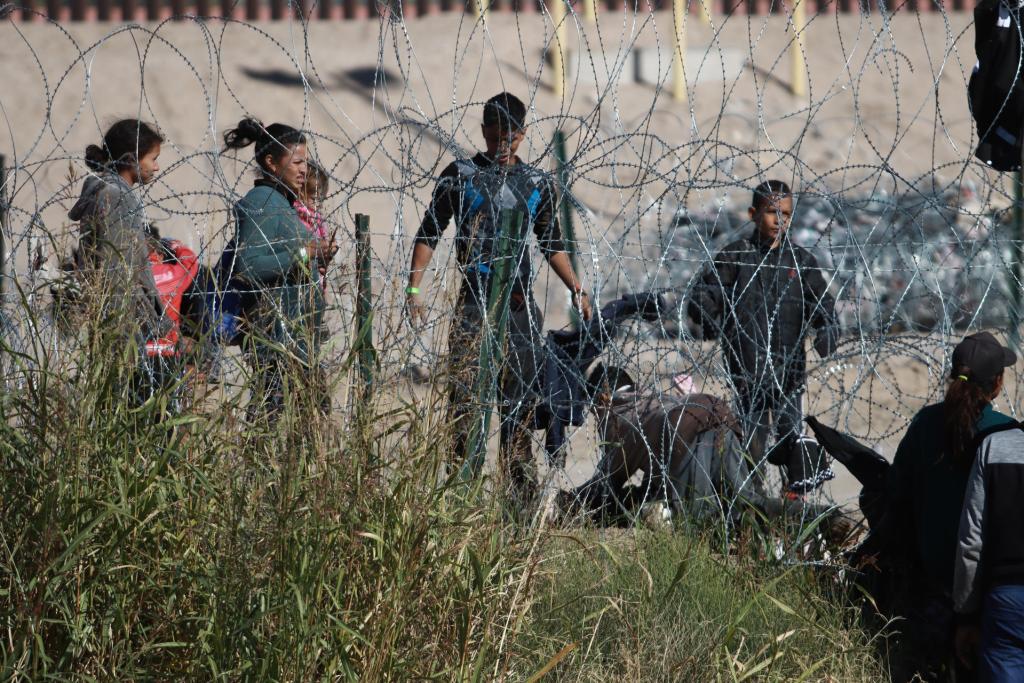 Migrantes de la caravana llegan a la frontera con EE.UU. pero afrontan nuevos obstáculos - migrantes-frente-a-valla-metalica-de-texas-1024x683