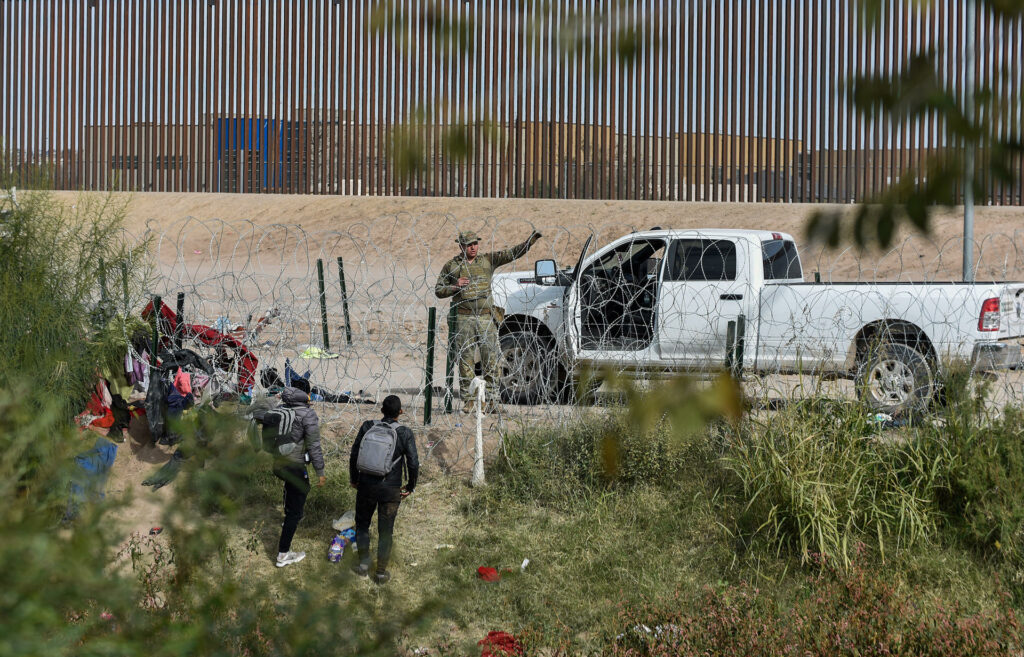 Migrantes quedan varados en la frontera de México con EE.UU. con temperaturas de 2 grados - migrantes-frente-a-valla-de-alambres-y-puas-de-eeuu-1024x657