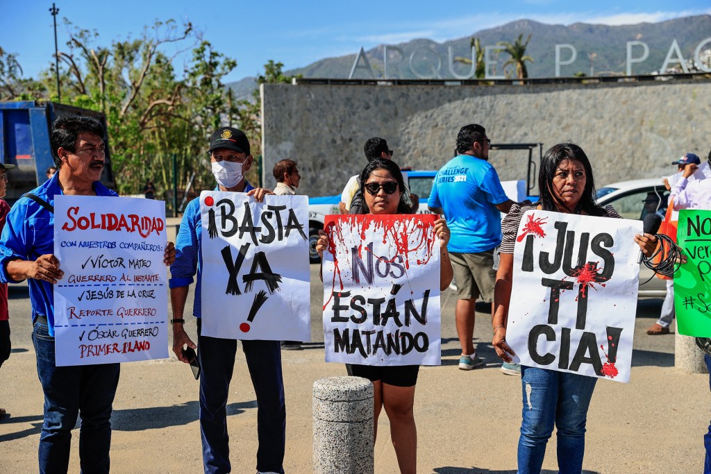 Periodistas de Acapulco protestan tras ataque contra colegas en Chilpancingo - periodistas-de-acapulco-protestan-tras-ataque-contra-colegas-en-chilpancingo-2-1024x683