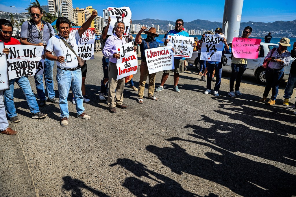 Periodistas de Acapulco protestan tras ataque contra colegas en Chilpancingo - periodistas-de-acapulco-protestan-tras-ataque-contra-colegas-en-chilpancingo-3-1024x683