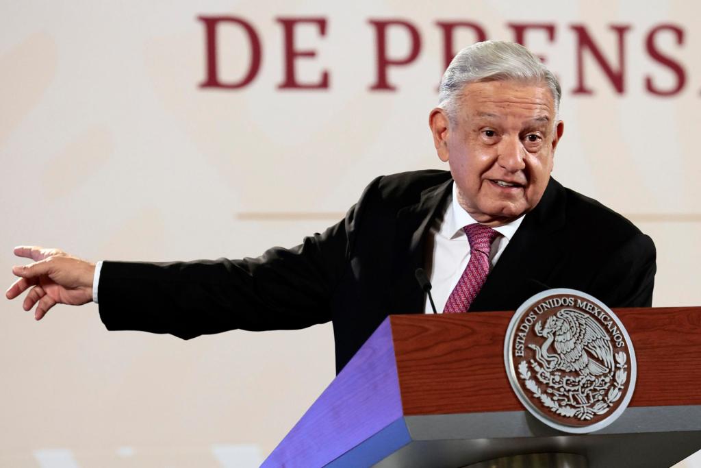 AMLO López Obrador diputados Ebrard