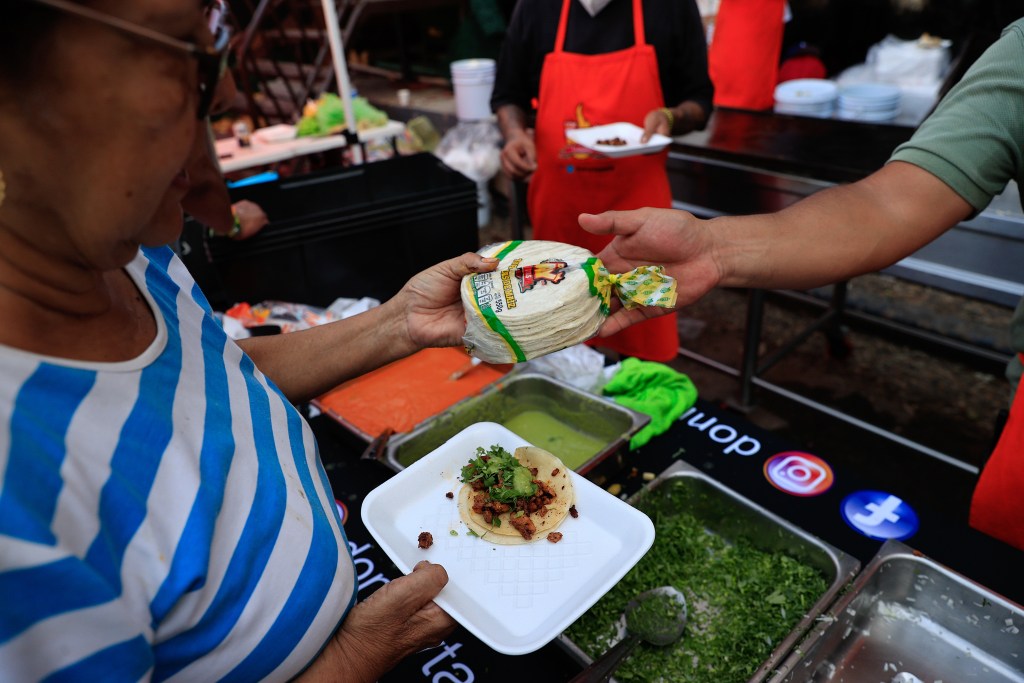 Taquería de Ciudad de México lleva tacos a afectados por el huracán Otis - taqueria-en-acapulco1-1024x683