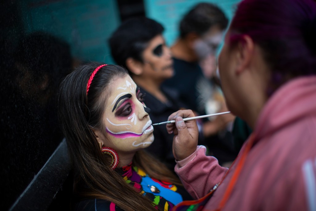 Turistas en México viven las festividades del Día de Muertos desde “otra perspectiva” - turistas-en-mexico-viven-las-festividades-del-dia-de-muertos-desde-otra-perspectiva-2-1024x683