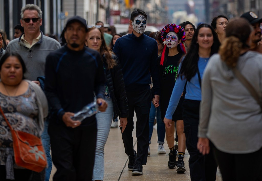 Turistas en México viven las festividades del Día de Muertos desde “otra perspectiva” - turistas-en-mexico-viven-las-festividades-del-dia-de-muertos-desde-otra-perspectiva-3-1024x705