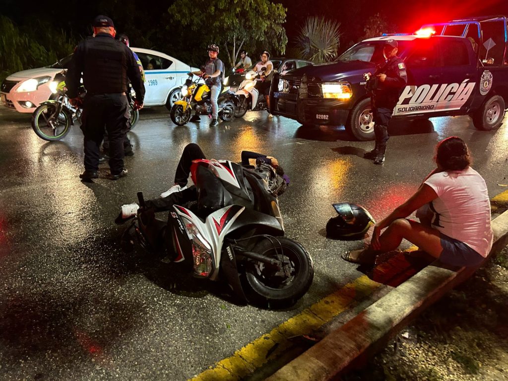 Borracho deja dos personas lesionadas y tres autos dañados en Villas del Sol