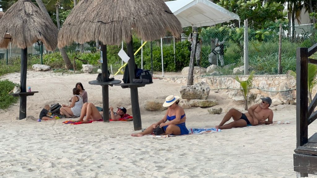 Hotel Ocean Paradise mantiene cerrado acceso a la playa en la zona de Xcalacoco