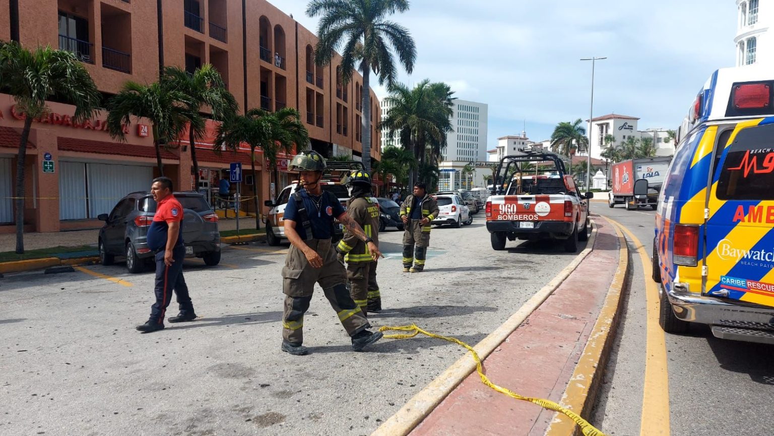 Un abuelito lesionado y daños materiales, tras explosión en zona hotelera