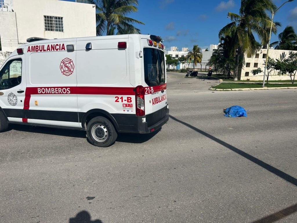 Muere motociclista al ser arrollado por una camioneta en la 115