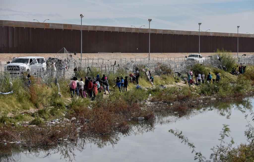 Activistas de México y EE.UU. crean aplicación para que migrantes tengan historial médico - migrantes-en-frontera-de-mexico-con-eeuu-1-1024x653