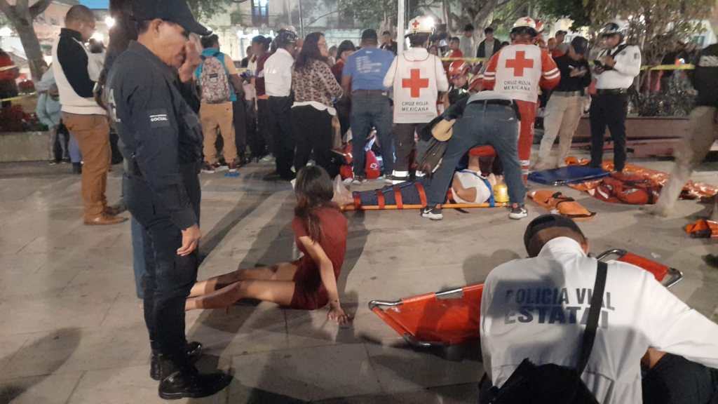 Colapsan gradas en desfile previo a la Noche de Rábanos en Oaxaca - colapsan-gradas-en-desfile-previo-a-la-noche-de-rabanos-en-oaxaca-6-1024x576