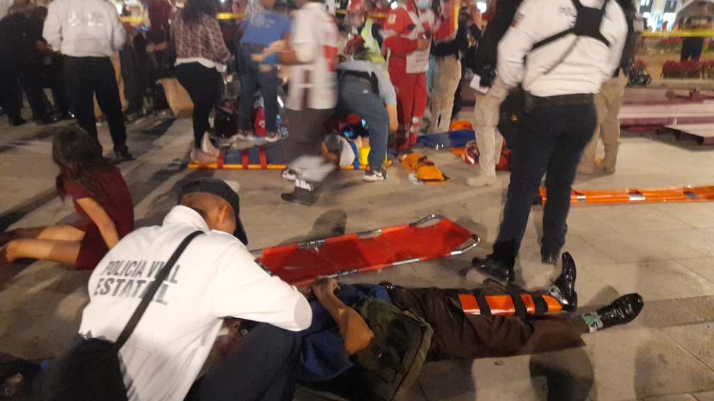 Colapsan gradas en desfile previo a la Noche de Rábanos en Oaxaca - colapsan-gradas-en-desfile-previo-a-la-noche-de-rabanos-en-oaxaca-5-1024x576