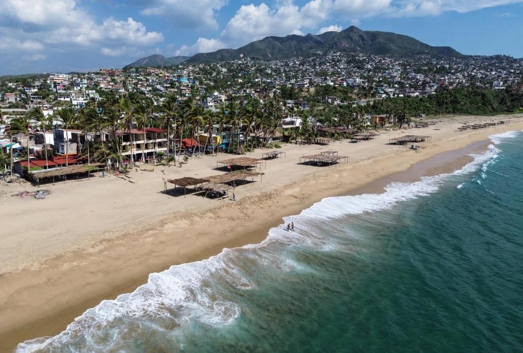 Desolación en playas de Acapulco por el escaso turismo tras Otis - pie-de-la-cuesta-acapulco-guerrero-otis-hotel-hoteles-2-1024x691