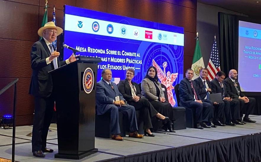 EE.UU. y México "hemos comenzado bien" en lucha contra tráfico de armas, celebra Ken Salazar - ken-salazar-en-mesa-redonda-sobre-el-combate-al-trafico-de-armas-y-mejores-practicas