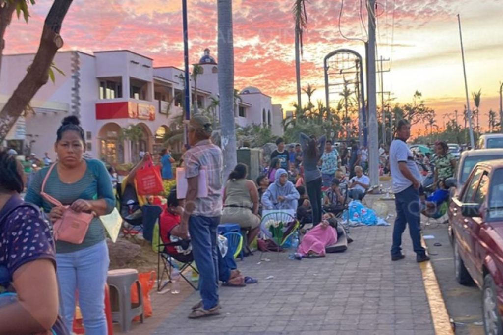 Más de mil personas duermen en la calle en espera de enseres en Acapulco - filas-acapulco-otis-entrega-enseres-2-1024x683