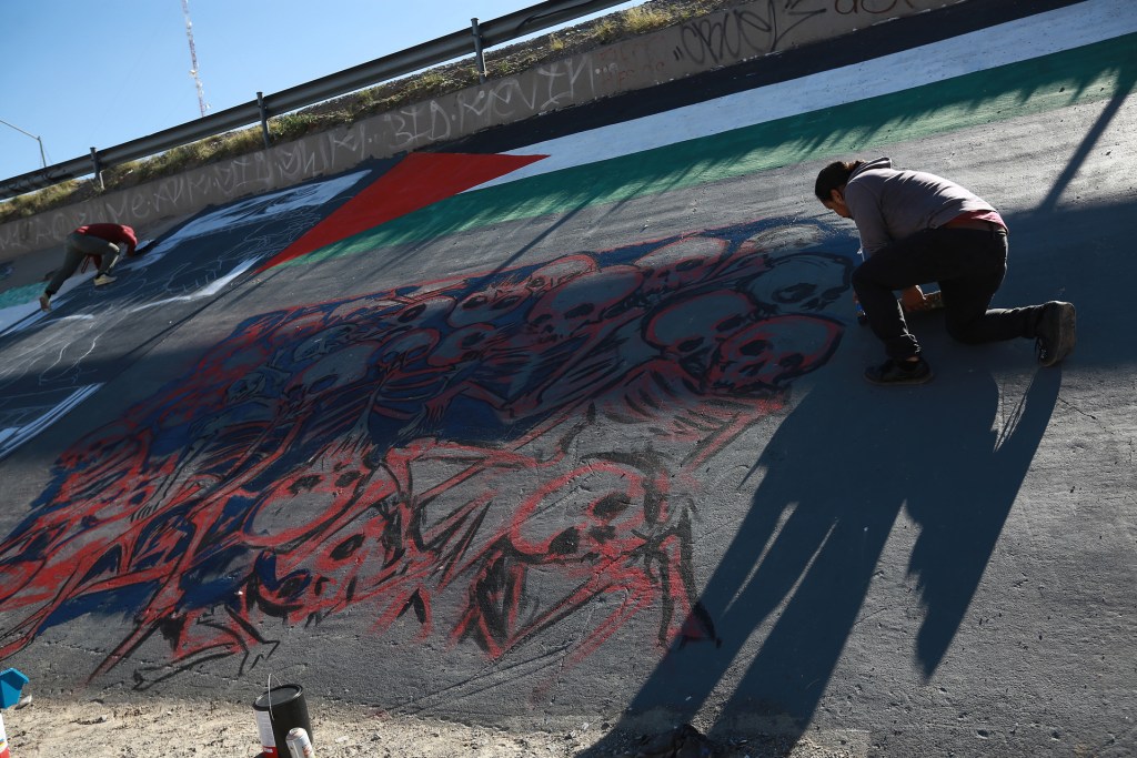 Protestan contra la violencia a migrantes con murales en la frontera entre México y Estados Unidos - protestan-contra-la-violencia-a-migrantes-con-murales-en-la-frontera-entre-mexico-y-estados-unidos-1024x683