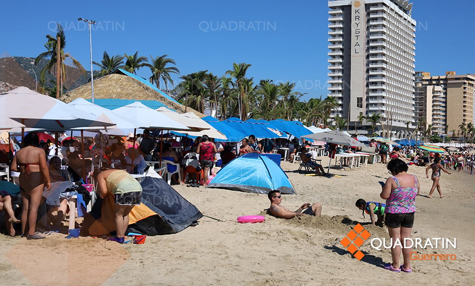 Turistas abarrotan Acapulco para despedir el 2023 - playa-de-acapulco-abarrotada-en-fin-de-ano-2023