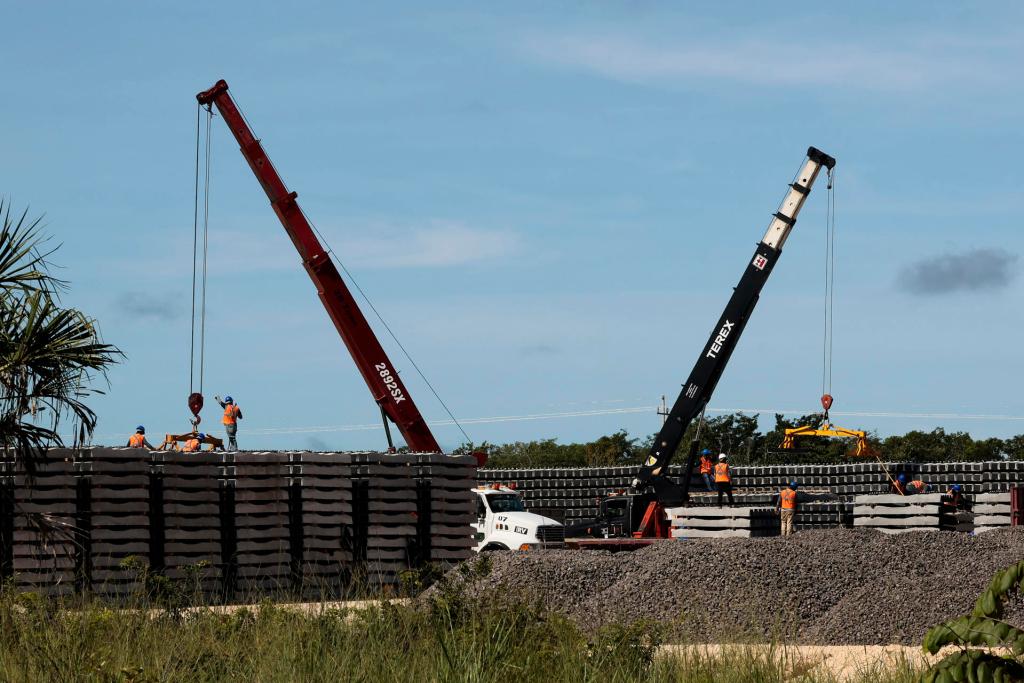 Turistificación y desplazamiento de comunidades, costos dhttps://lopezdoriga.com/?p=1581390&preview=trueel Tren Maya en el sureste - tren-maya-bacalar-quintana-roo-3-1024x683