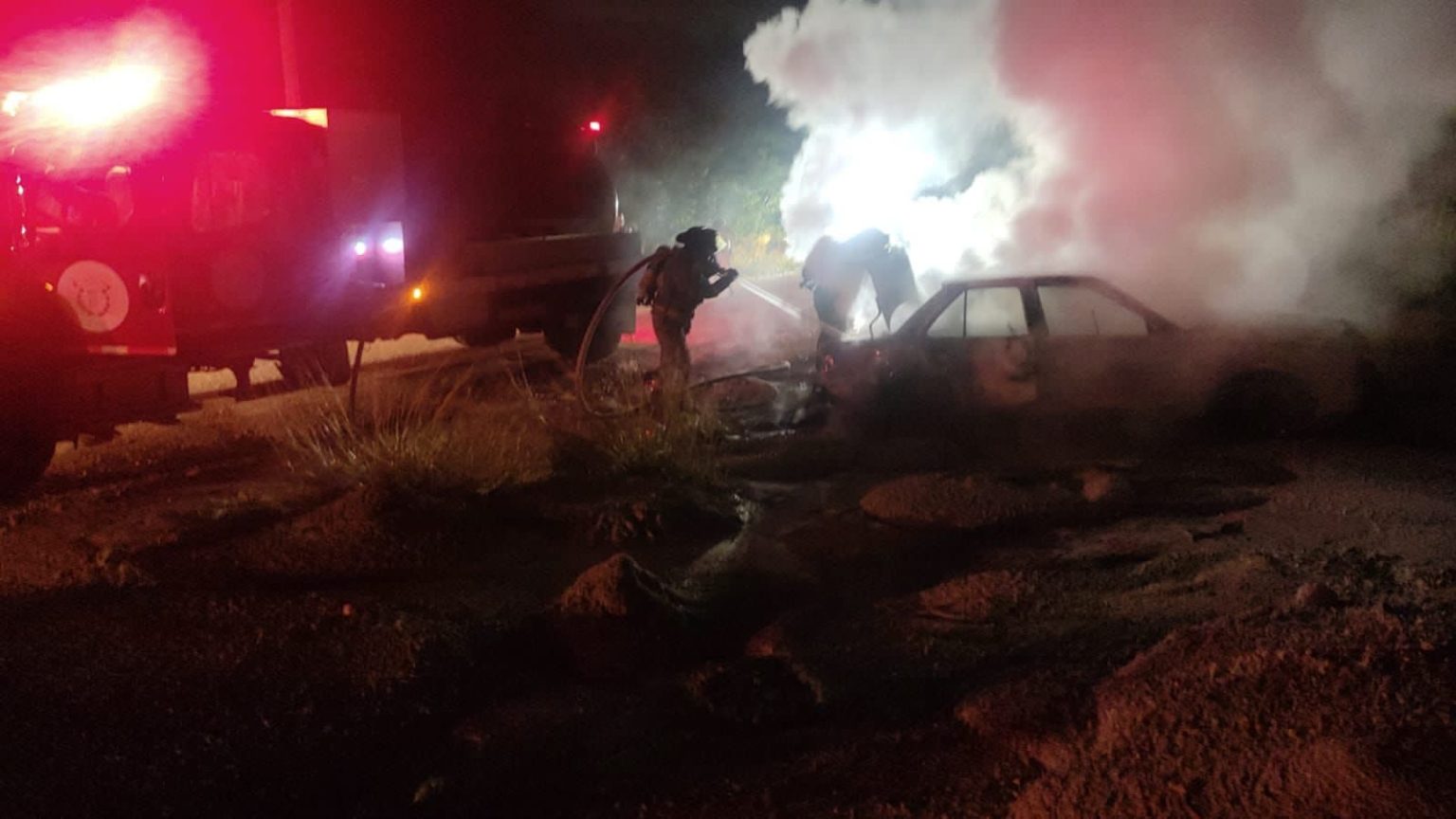 Roban auto y lo incendian en Prado Norte en la ciudad de Cancún
