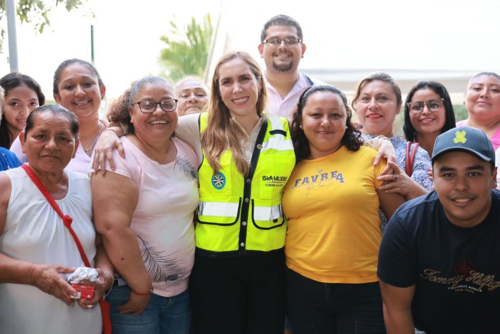 Atenea Gómez coloca la primera piedra del parque La Victoria en la Zona Continental de Isla Mujeres