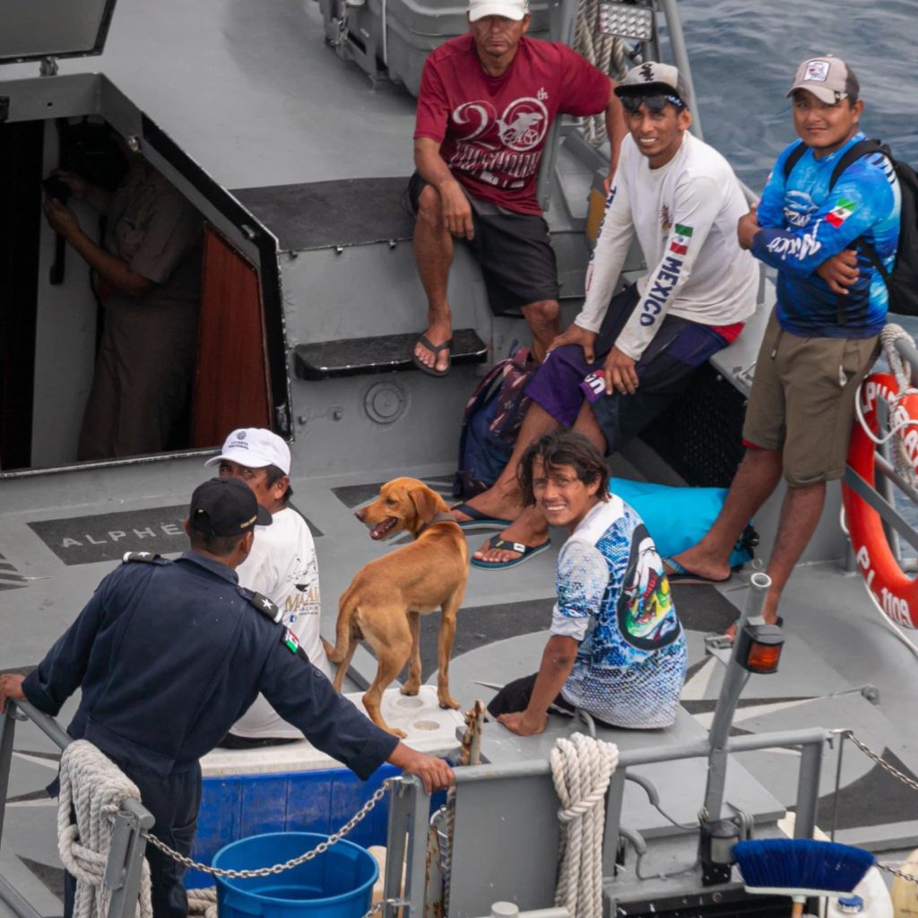 Rescata crucero a pescadores de Cozumel