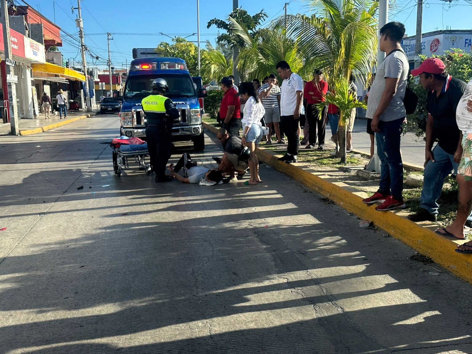 Choca motociclista contra un taxi y resulta con fractura en la pierna