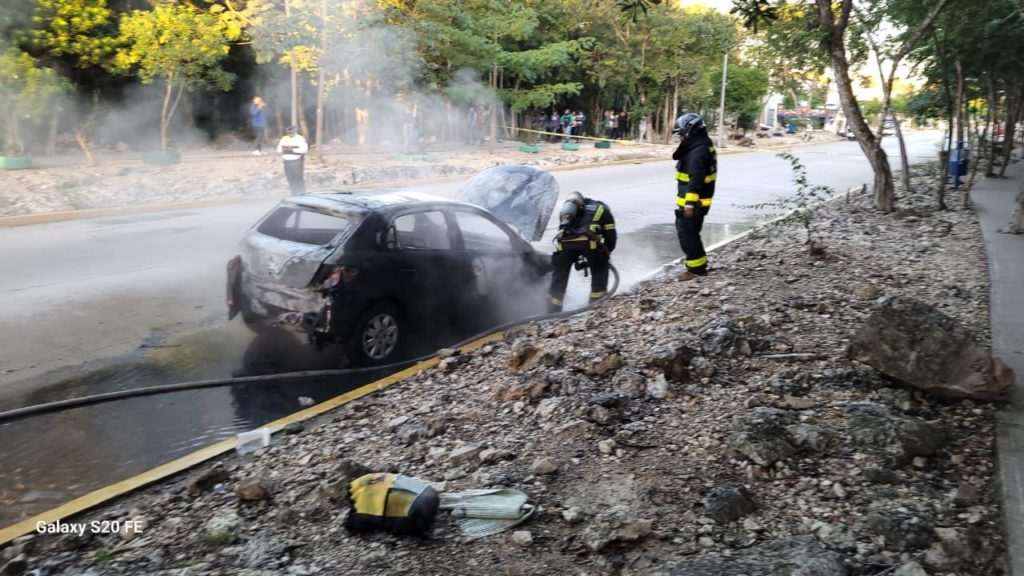 Incendio consume automóvil en Playa del Carmen, conductora transportaba tanques de gas