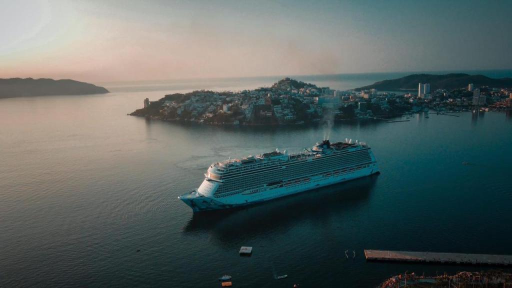 Acapulco recibe a su primer crucero de turistas tras el huracán Otis - crucero-internacional-en-puerto-de-acapulco-1024x576