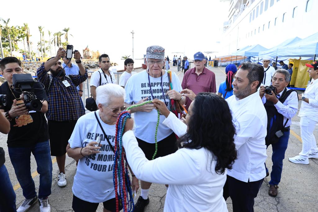 Acapulco recibe a su primer crucero de turistas tras el huracán Otis - autoridades-de-acapulco-reciben-a-turistas-de-crucero-internacional-1024x683