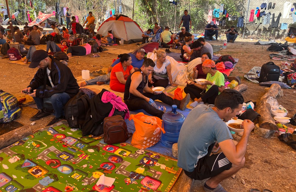 Caravana migrante se quedará en Oaxaca para exigir ayuda del gobierno federal - caravana-migrante-se-quedara-en-oaxaca-para-exigir-ayuda-del-gobierno-federal-3-1024x666