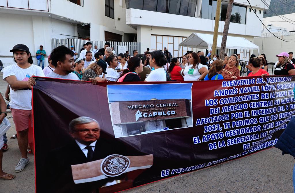 Denuncian apoyos insuficientes en Acapulco tras Otis ante visita de López Obrador - damnificados-en-acapulco-por-el-huracan-otis-claman-apoyos-al-gobierno-federal-1024x670