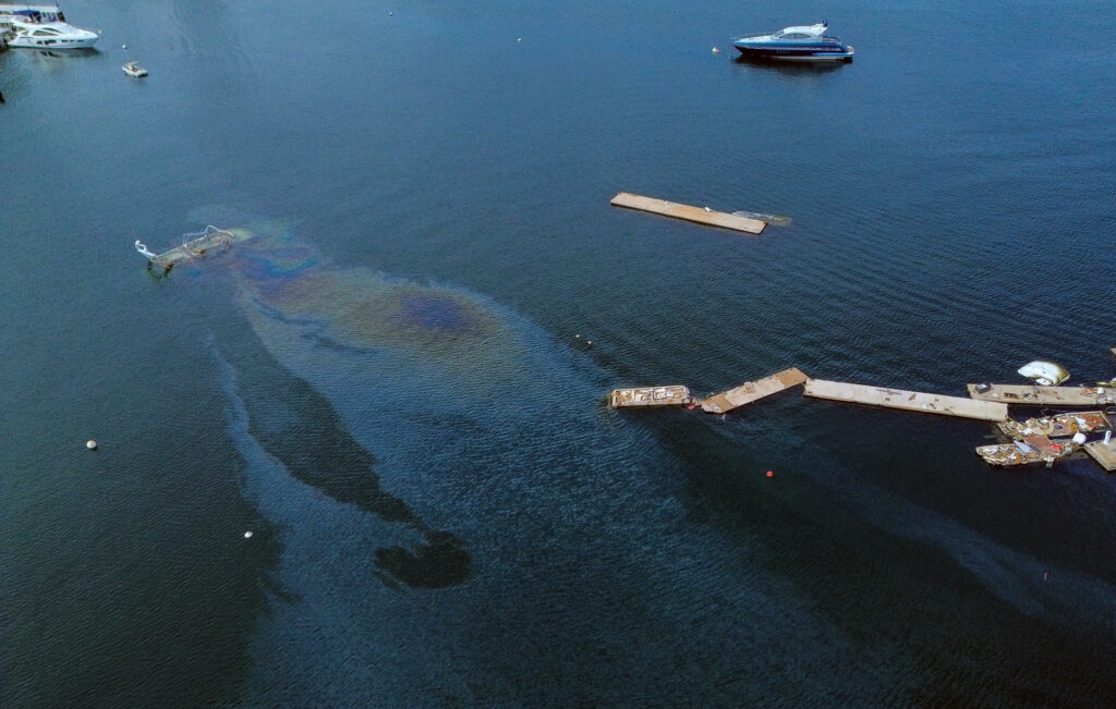 La contaminación marina aún azota al puerto de Acapulco a 80 días del golpe de Otis - derrame-de-combustible-en-acapulco-por-hundimiento-de-embarcaciones-1024x651