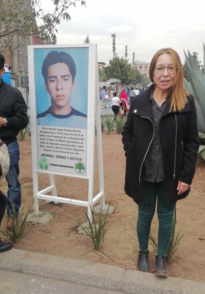 Madres buscadoras de migrantes instalan memorial frente a Palacio Nacional - placa-con-la-imagen-y-datos-del-migrante-hondureno-desaparecido-oscar-lopez-enamorado-714x1024