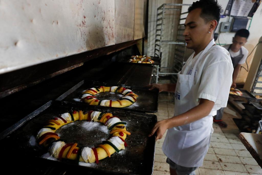 México conserva la tradición de la rosca de Reyes tras años de pandemia e inflación - elaboracion-de-la-rosca-de-reyes-1024x683