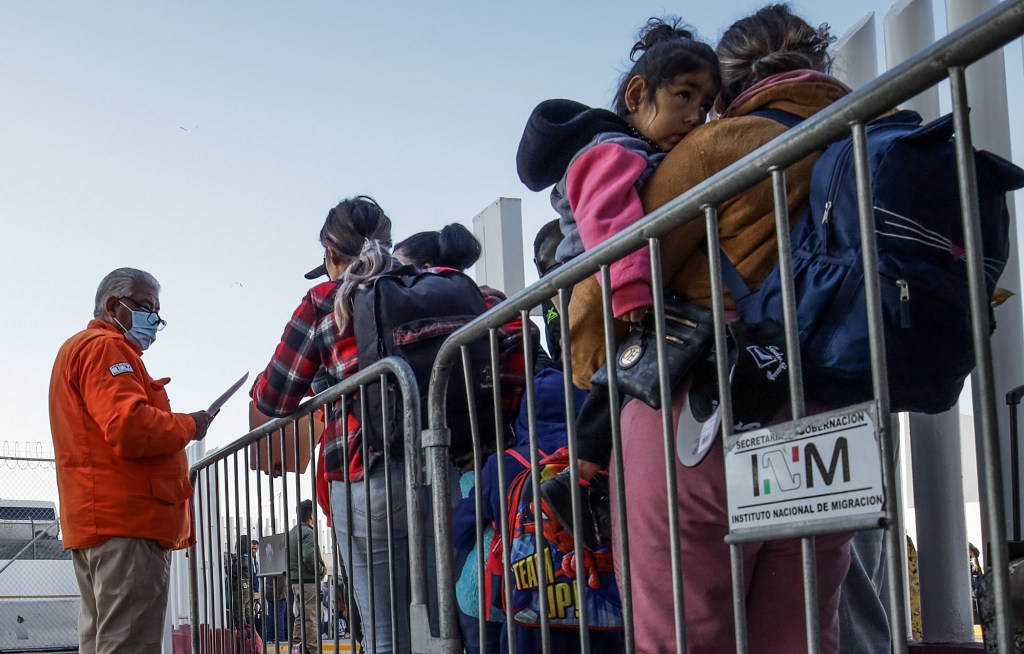 Migrantes pagan hasta 40 mil dólares por amparos para llegar a la frontera norte de México - migrantes-frontera-norte1-1024x654