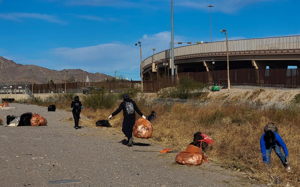 Tras un año de migración, voluntarios recogen toneladas de basura en la frontera México-EE.UU. - colectivos-limpieza-rio-bravo-ciudad-juarez-3-1024x639