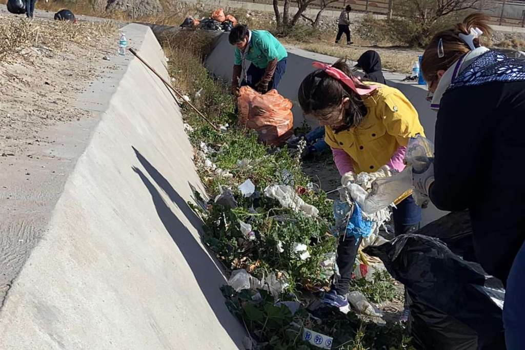 Tras un año de migración, voluntarios recogen toneladas de basura en la frontera México-EE.UU. - colectivos-limpieza-rio-bravo-ciudad-juarez-1024x683