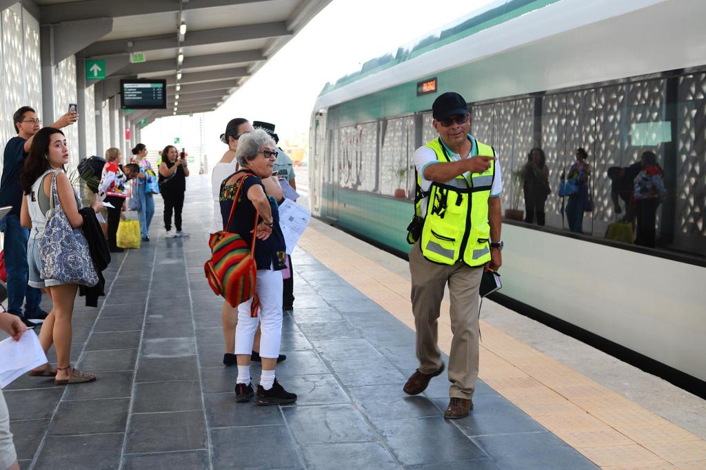 Tren Maya cumple un mes de inaugurado con tropiezos y la esperanza de más viajeros - pasajeros-del-tren-maya-1024x682