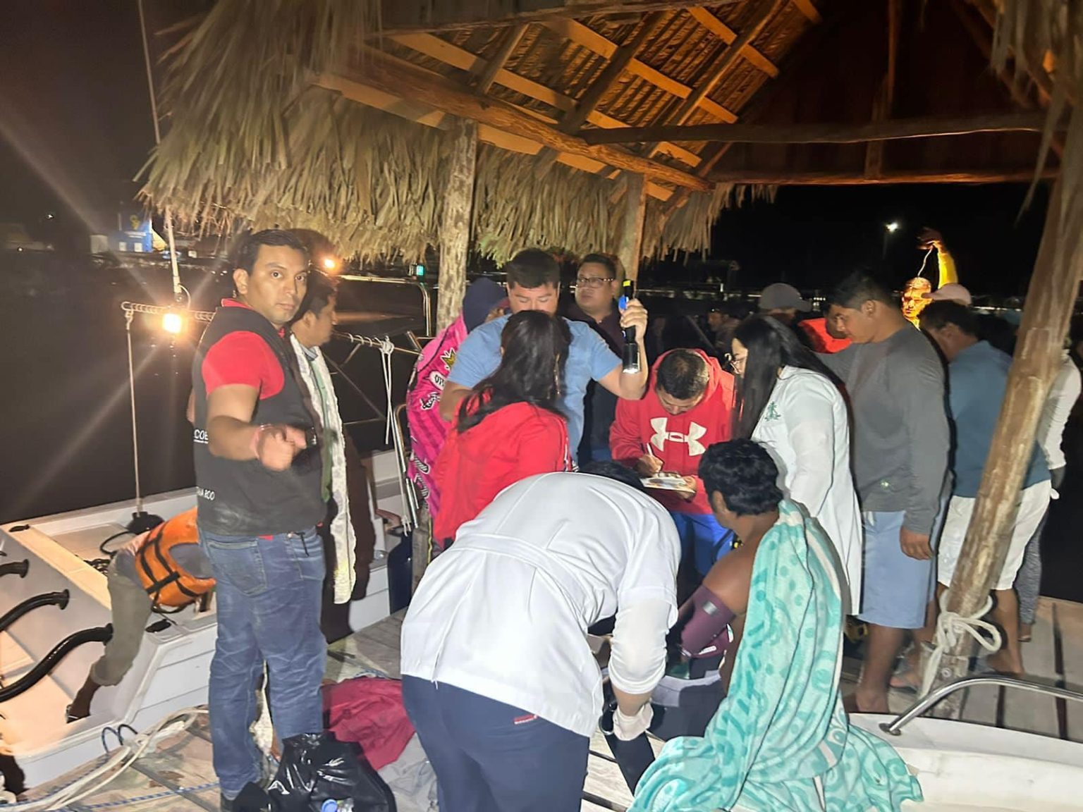 Rescatan a pescadores de Holbox extraviados en altamar
