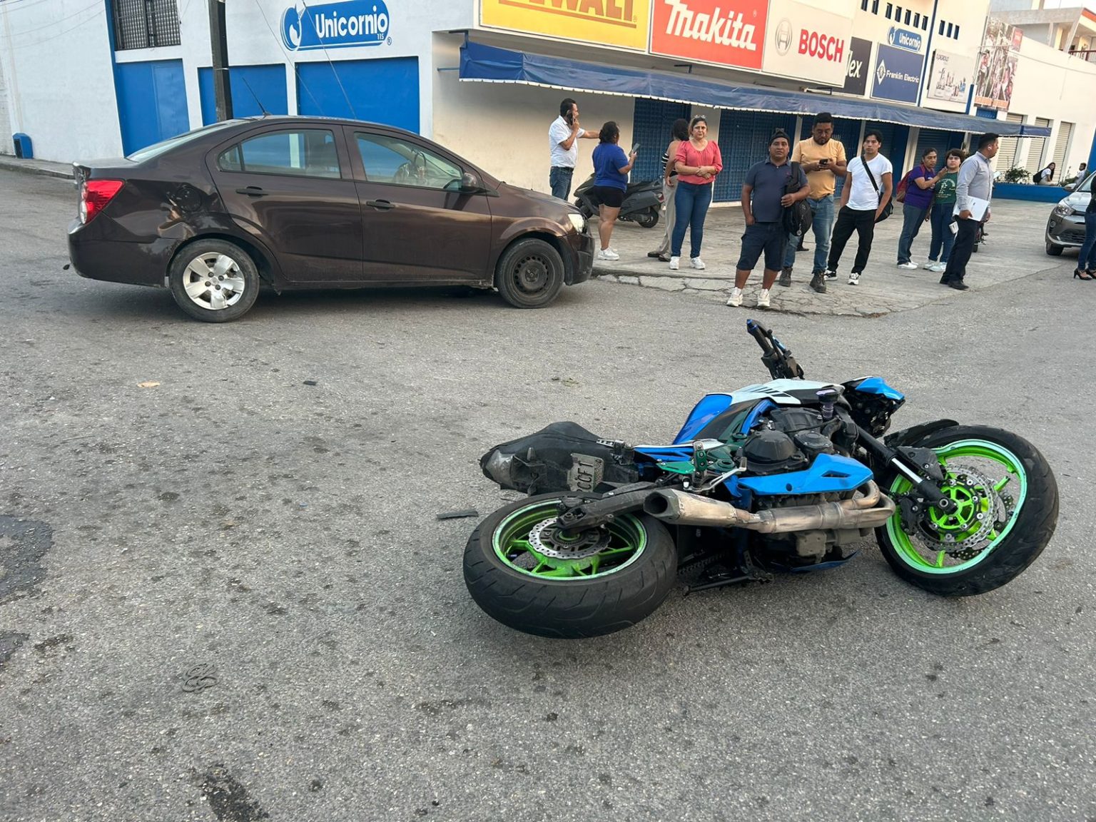 Exceso de velocidad manda a motociclista al hospital